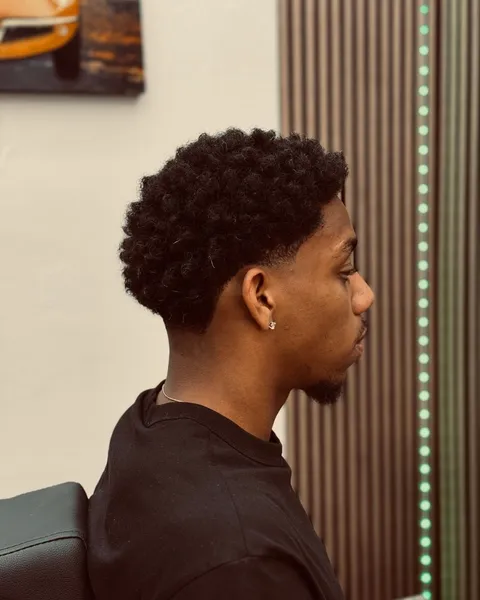 Afro med taper fade och rak kontur