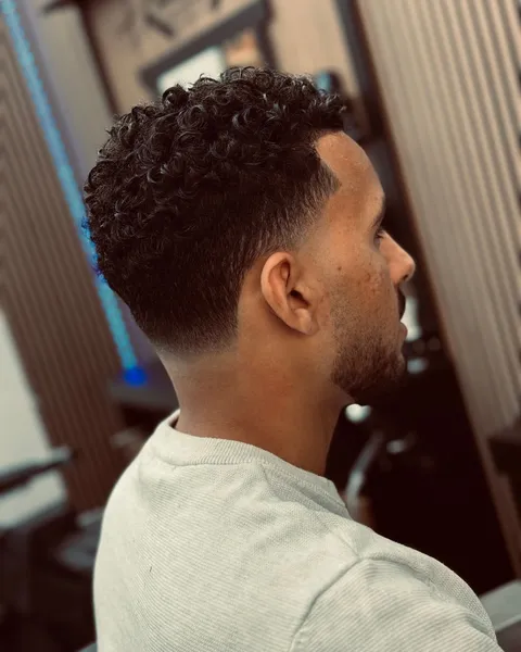 Lockigt hår med taper fade
