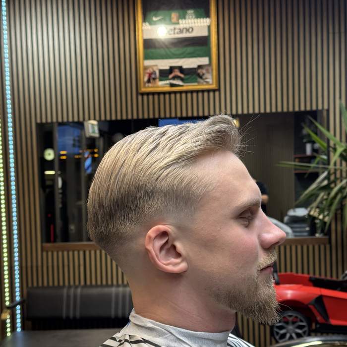 Blond herrklippning